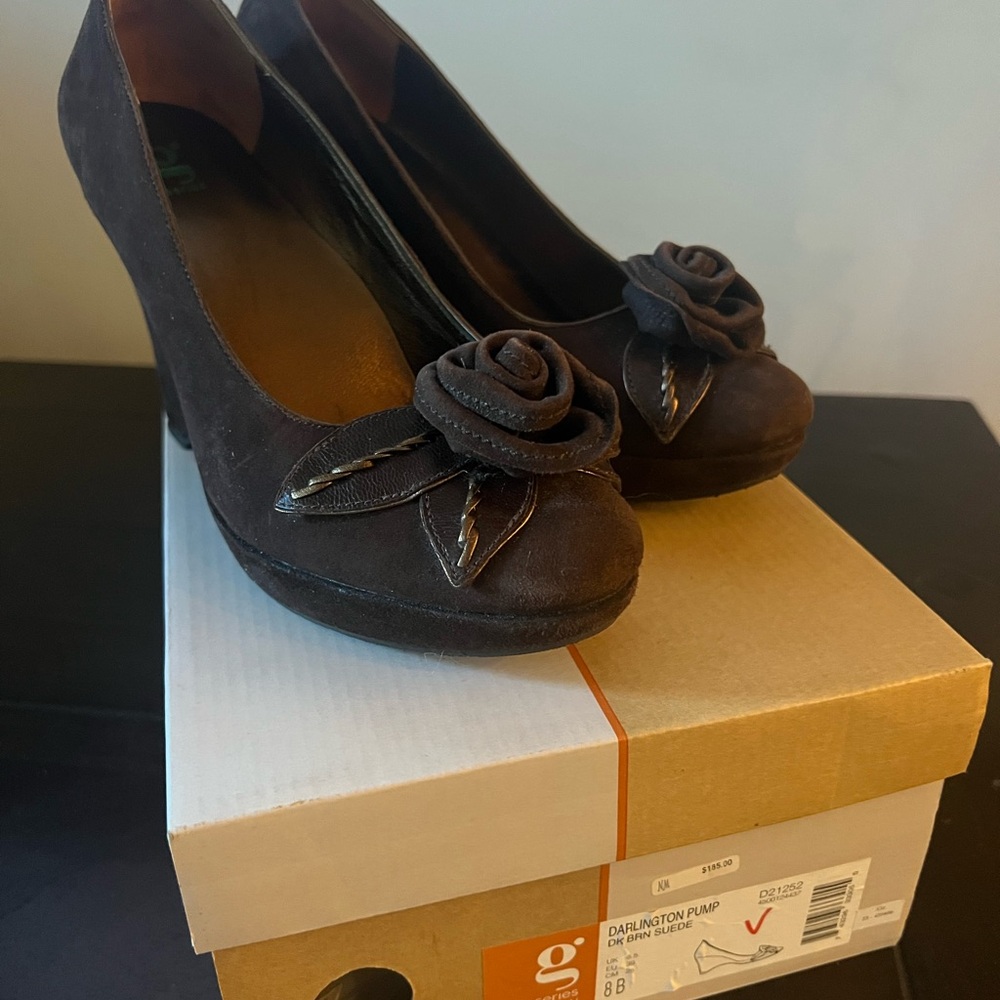 Women's Brown Suede platform with Floral Detail. I’m excellent condition